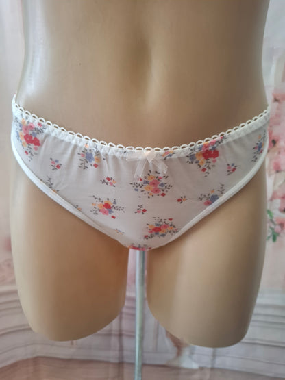 Pack de 7 Braguitas de Encaje con Diseño Floral y Corazones